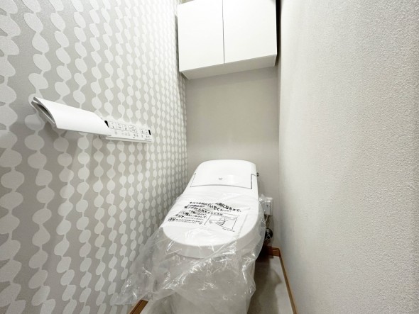 ウォシュレット機能付きの清潔感のあるトイレ。