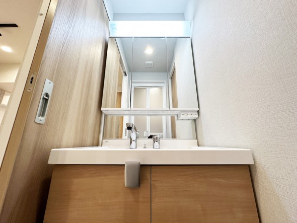 洗面台は三面鏡と足元に収納があり、すっきりと使うことができます。