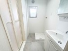 洗面所には洗濯機置き場があり浴室と隣接のため家事動線も便利な間取りです。