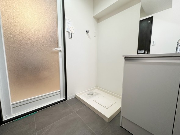 洗濯機置き場は浴室と隣接のため、家事動線も便利です。