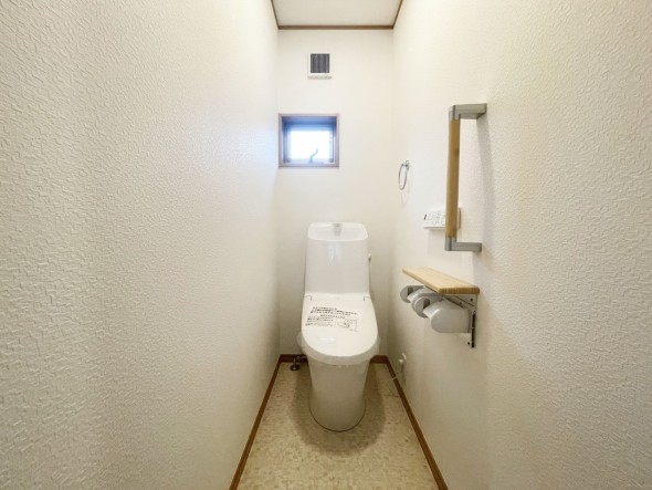 ウォシュレット機能付きの清潔感のあるトイレ。（1階）