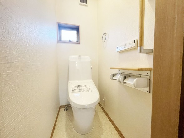 ウォシュレット機能付きの清潔感のあるトイレ。（3階）