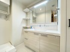 大きめサイズの洗面台は三面鏡の裏側や足元、可動式の造作棚など収納も豊富です。