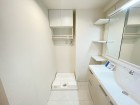 ランドリースペースは浴室と近いので便利です。吊り戸棚がついているのも嬉しいポイント。