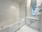 白色を基調にした明るい色のバスルーム。浴室乾燥機付きのため、雨の日のお洗濯にも役立ちます。