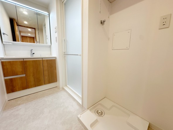 洗面所、脱衣場は浴室の隣のため生活動線便利です。