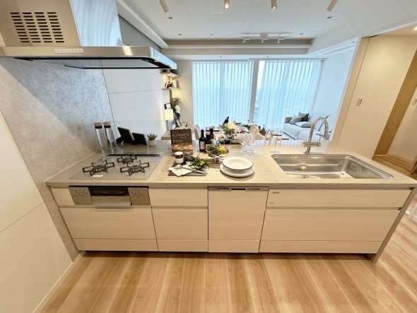 デザイン性と機能性を兼ね備えたキッチンです。リビングスペースとの一体感が生まれ、広々空間を演出してくれます。