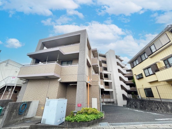 爽やかな青空の下に贅沢なほどに降り注ぐ陽光、豊かな居住性と、クオリティが見事に調和した住空間は、住まうことの喜びを感じさせてくれ