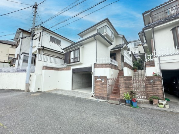 爽やかな青空の下に贅沢なほどに降り注ぐ陽光、豊かな居住性と、クオリティが見事に調和した住空間は、住まうことの喜びを感じさせてくれ