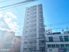 マンション外観。生活利便性に優れた立地環境。