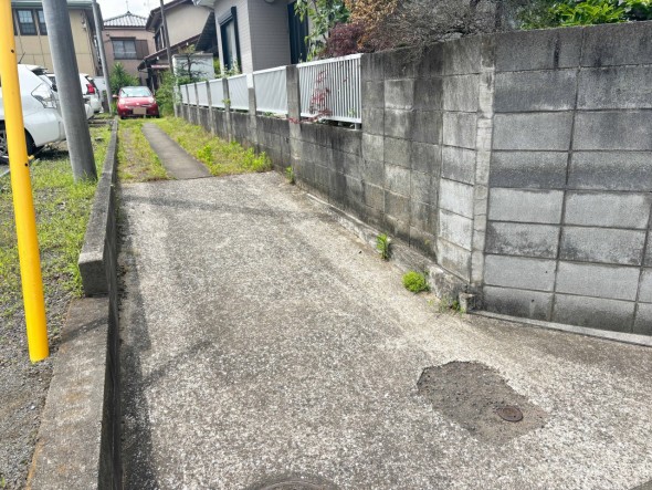 現地へとつながる道路。こちらに駐車もできますね。