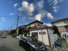 車の横の建物が現地の写真です。