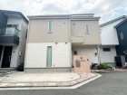 住む人を映し出す洗練された佇まいは、いつまでも輝き続けながらいつしか街の風景に溶け込んでいきます。