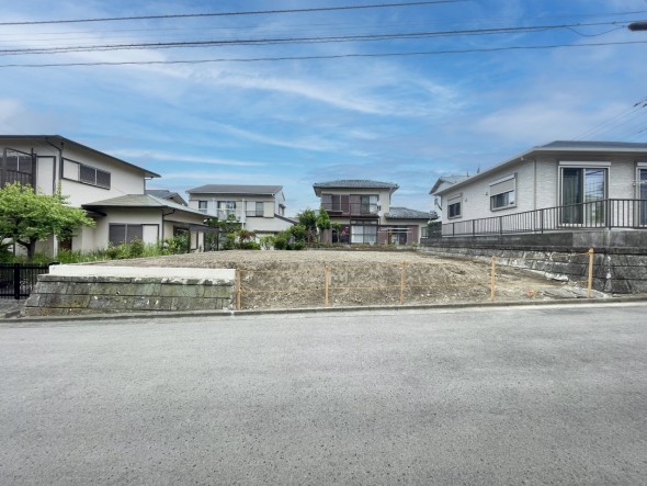 現地写真。日当たりが良く広いこの土地に建つ住宅の完成が楽しみです。