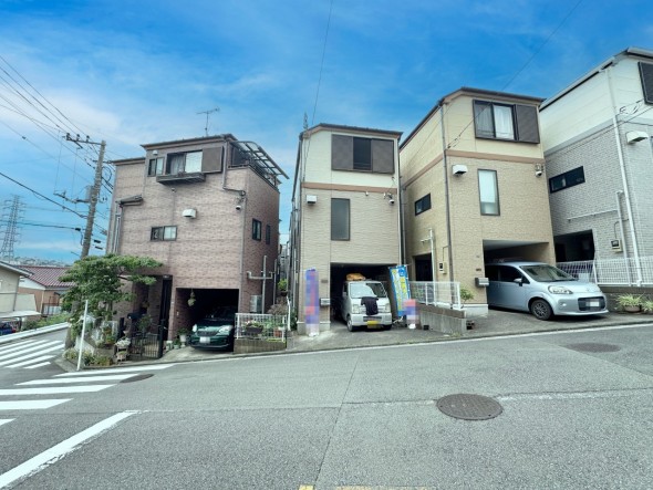 爽やかな青空の下に贅沢なほどに降り注ぐ陽光、豊かな居住性と、クオリティが見事に調和した住空間は、住まうことの喜びを感じさせてくれ