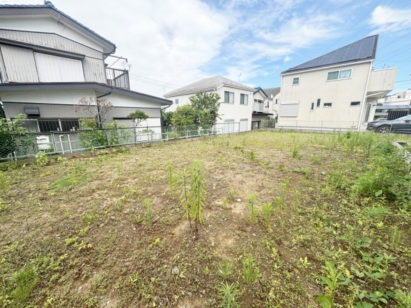 青空広がる解放感ある立地。周辺は閑静な住宅街につき落ち着いた環境です。