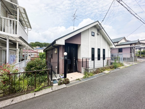 爽やかな青空の下に贅沢なほどに降り注ぐ陽光、豊かな居住性と、クオリティが見事に調和した住空間は、住まうことの喜びを感じさせてくれ