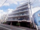 マンション外観。生活利便性に優れた立地環境。