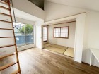 フローリングの部屋は清潔感があり、日々のお掃除も楽で助かりますね！