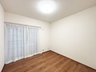 洋室4.9帖。一日の疲れをいやしてくれる主寝室。時を忘れて過ごす場所として過ごせるお部屋です。