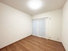 洋室4.9帖。フローリングの部屋は清潔感があり、日々のお掃除も楽で助かります。