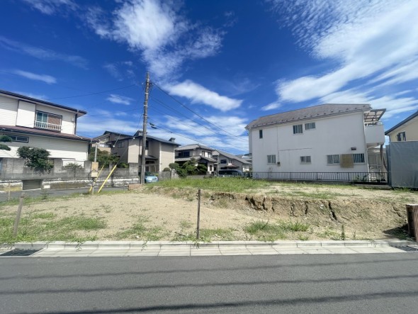 爽やかな青空の下に贅沢なほどに降り注ぐ陽光、豊かな居住性と、クオリティが見事に調和した住空間は、住まうことの喜びを感じさせてくれ