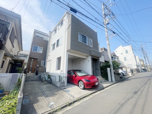 爽やかな青空の下に贅沢なほどに降り注ぐ陽光、豊かな居住性と、クオリティが見事に調和した住空間は、住まうことの喜びを感じさせてくれ