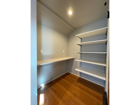 キッチン奥のパントリーには、使い勝手の良い可動棚とカウンターが設置してあります。