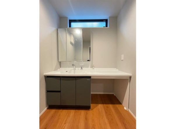 ワイドタイプの洗面台+お化粧や家事作業ができるカウンタースペース付