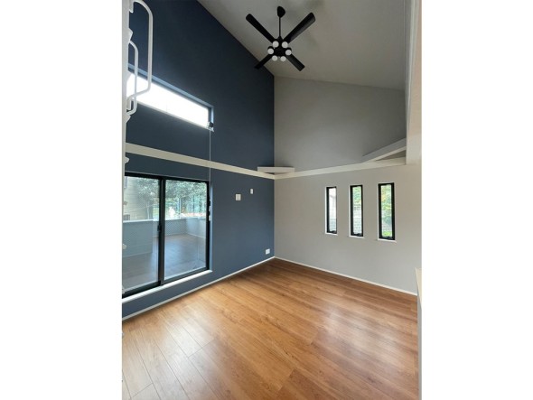 開放的で広いリビング。のびのびとくつろげるリビングは、家族のコミュニケーションの場として、みんなが集まる一番の場所に。