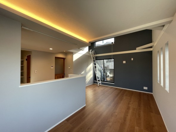 キッチンから見渡せるLD。お子様の遊ぶ様子も確認できます。