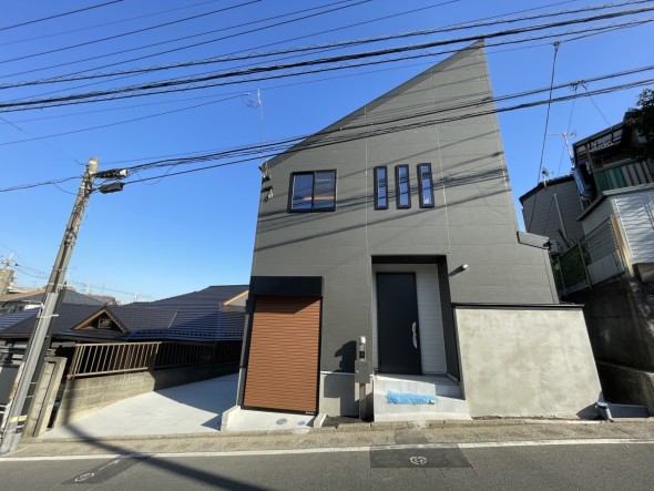 青空広がる解放感ある立地です。