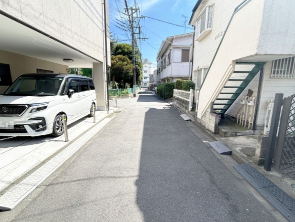 整備された前面道路です。