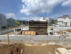 爽やかな青空の下に贅沢なほどに降り注ぐ陽光、豊かな居住性と、クオリティが見事に調和した住空間は、住まうことの喜びを感じさせてくれ