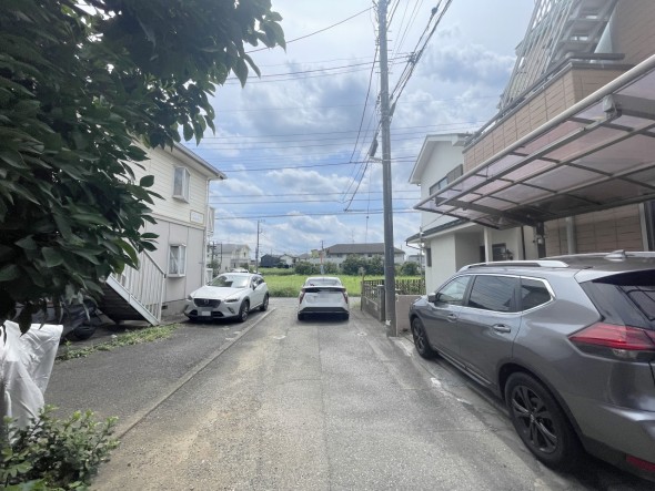 東側前面道路です。車両通行も少ないです。