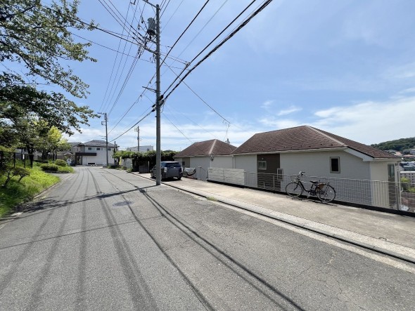 前面道路が広くお車の出し入れもスムーズ