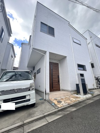 爽やかな青空の下に贅沢なほどに降り注ぐ陽光、豊かな居住性と、クオリティが見事に調和した住空間は、住まうことの喜びを感じさせてくれ