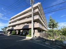 爽やかな青空の下に贅沢なほどに降り注ぐ陽光、豊かな居住性と、クオリティが見事に調和した住空間は、住まうことの喜びを感じさせてくれ