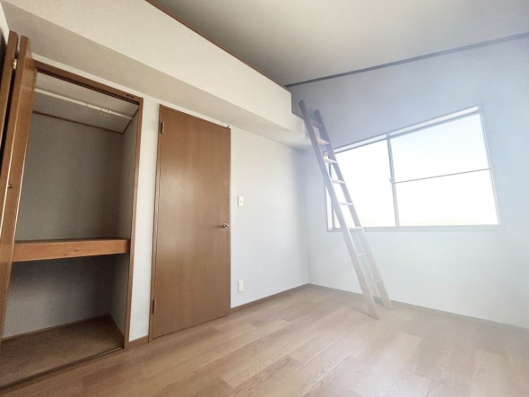 洋室5帖。フローリングの部屋は清潔感があり、日々のお掃除も楽で助かります。