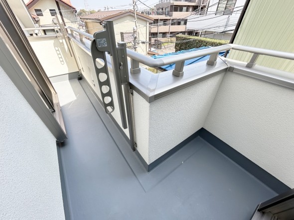 日差しの差し込むバルコニー