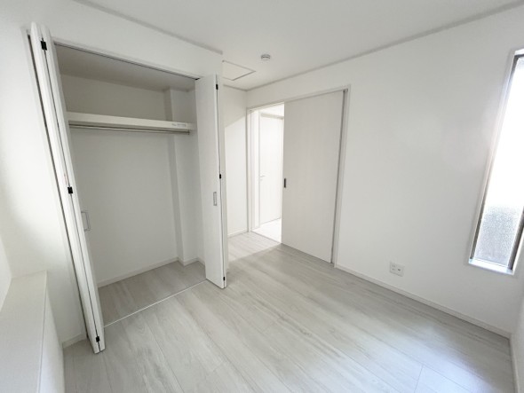 一日の疲れをいやしてくれる主寝室。時を忘れて過ごす場所として過ごせるお部屋です。
