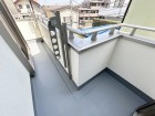 日差しの差し込むバルコニー