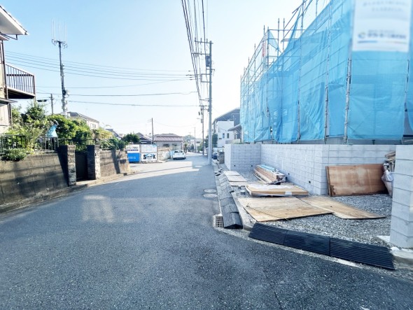 前面道路が広くお車の出し入れもスムーズ