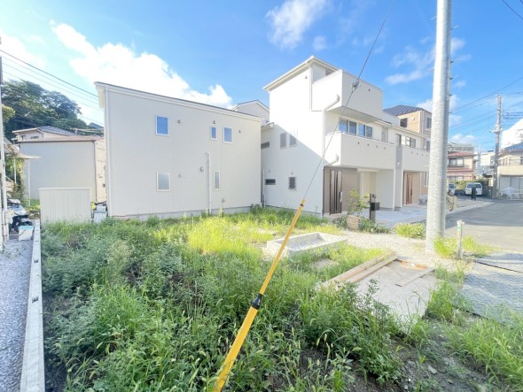 爽やかな青空の下に贅沢なほどに降り注ぐ陽光、豊かな居住性と、クオリティが見事に調和した住空間は、住まうことの喜びを感じさせてくれ