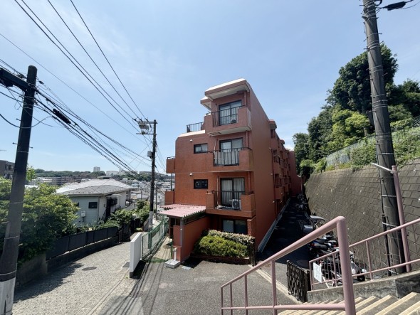 周辺は閑静な住宅街につき落ち着いた環境です。