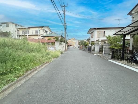 前面道路は広いので車の出し入れやお子様の通学にも安心です。