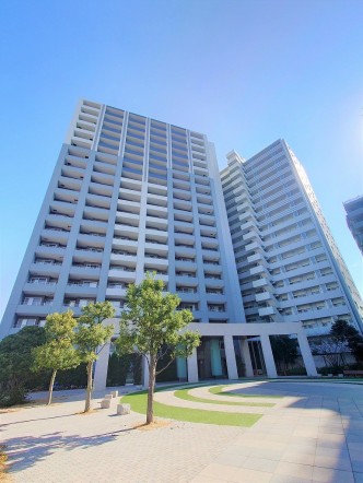 爽やかな青空の下に贅沢なほどに降り注ぐ陽光、豊かな居住性と、クオリティが見事に調和した住空間は、住まうことの喜びを感じさせてくれ