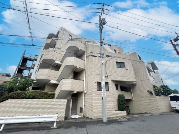 爽やかな青空の下に贅沢なほどに降り注ぐ陽光、豊かな居住性と、クオリティが見事に調和した住空間は、住まうことの喜びを感じさせてくれ