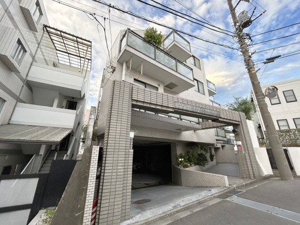 爽やかな青空の下に贅沢なほどに降り注ぐ陽光、豊かな居住性と、クオリティが見事に調和した住空間は、住まうことの喜びを感じさせてくれ