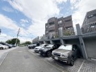 敷地内駐車場がございます。空き状況等に関しましてはお気軽にお問い合わせください。